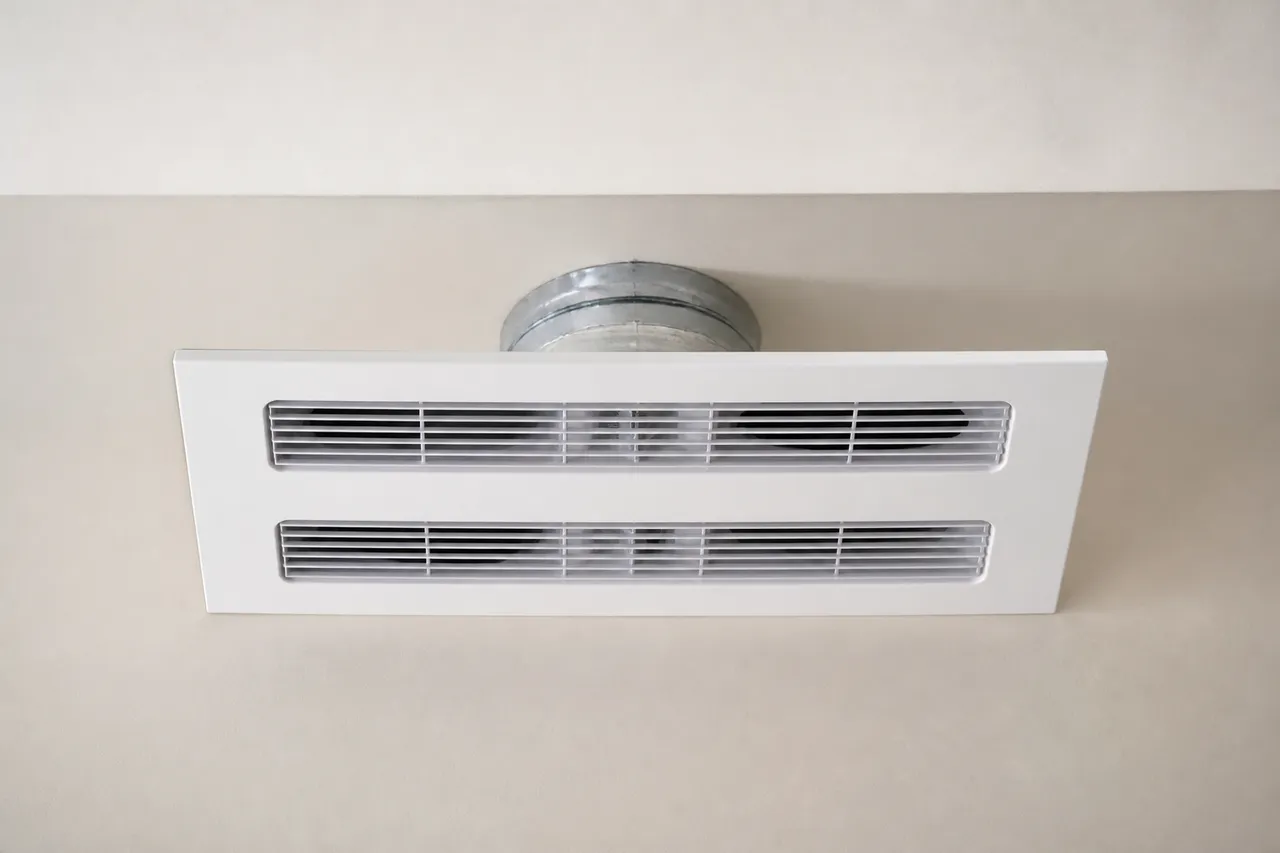 Bouche VMC double flux de 125 mm dans une salle de bain