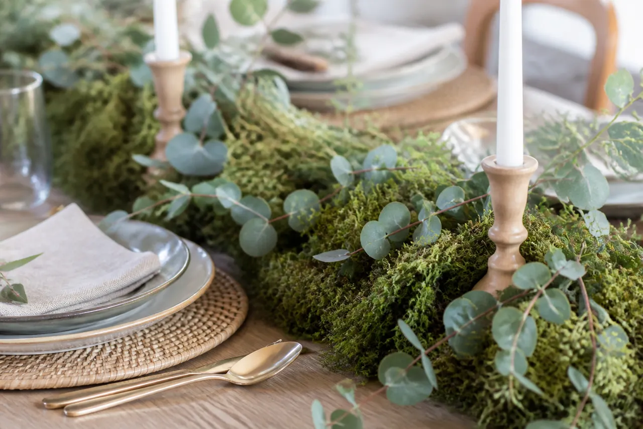 Déco de table à faire soi-même avec mousse et eucalyptus