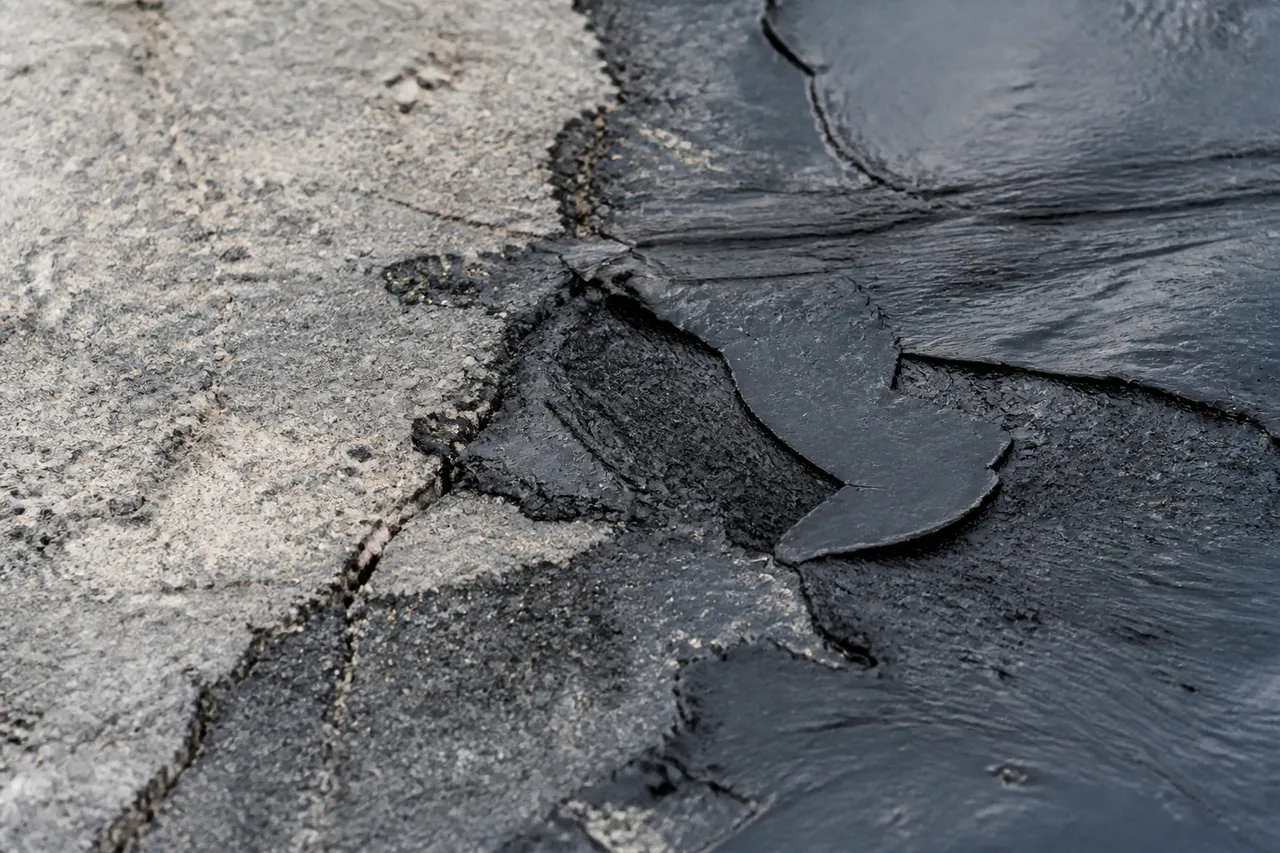 Colle amiantée bitumineuse noire sur dalle béton