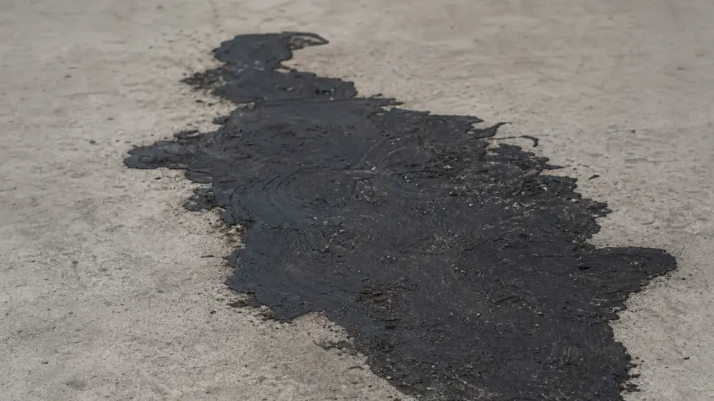 Reconnaître une colle amiantée noire sous un revêtement de sol