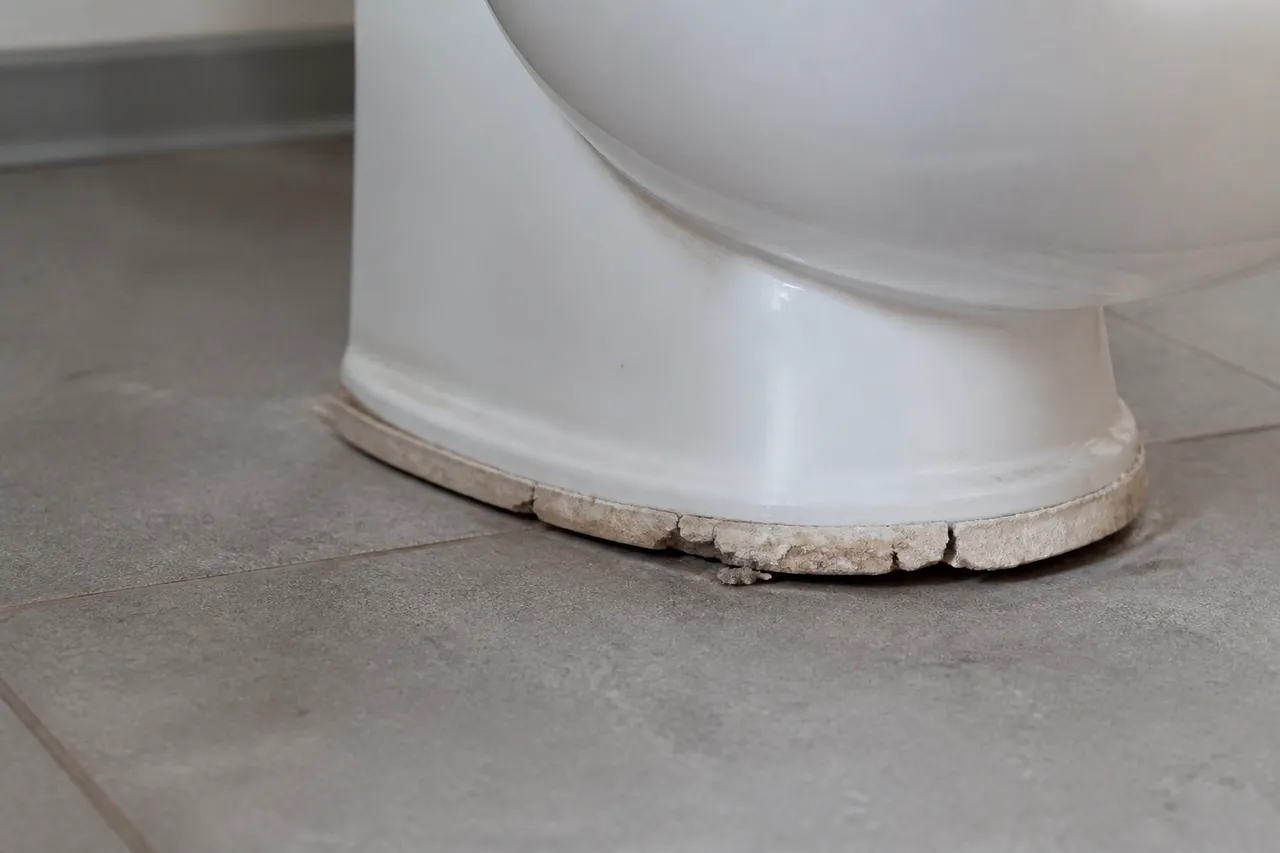 Joint de toilettes fissuré, source d’odeur d’urine persistante