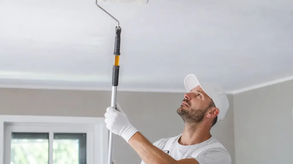 Comment peindre un plafond au rouleau sans traces