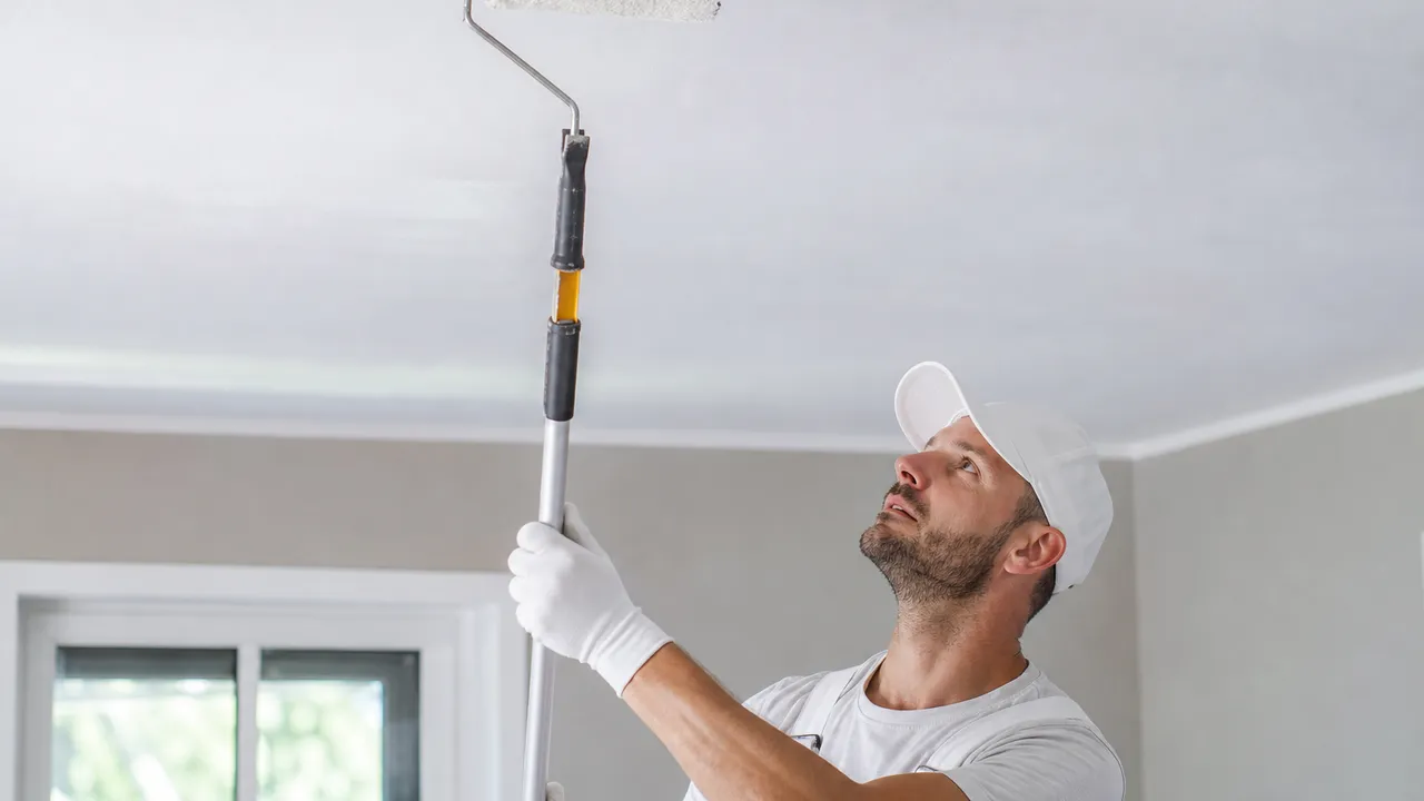 Comment peindre un plafond au rouleau sans traces