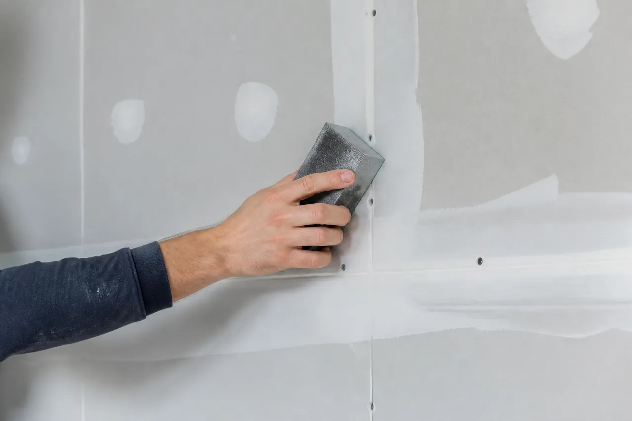 Préparation des joints de placo avant de carreler