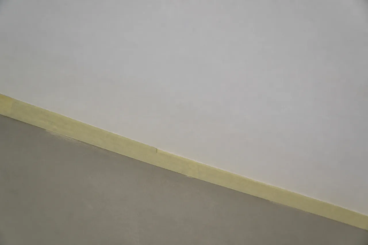 Préparation d'un plafond avant de peindre au rouleau