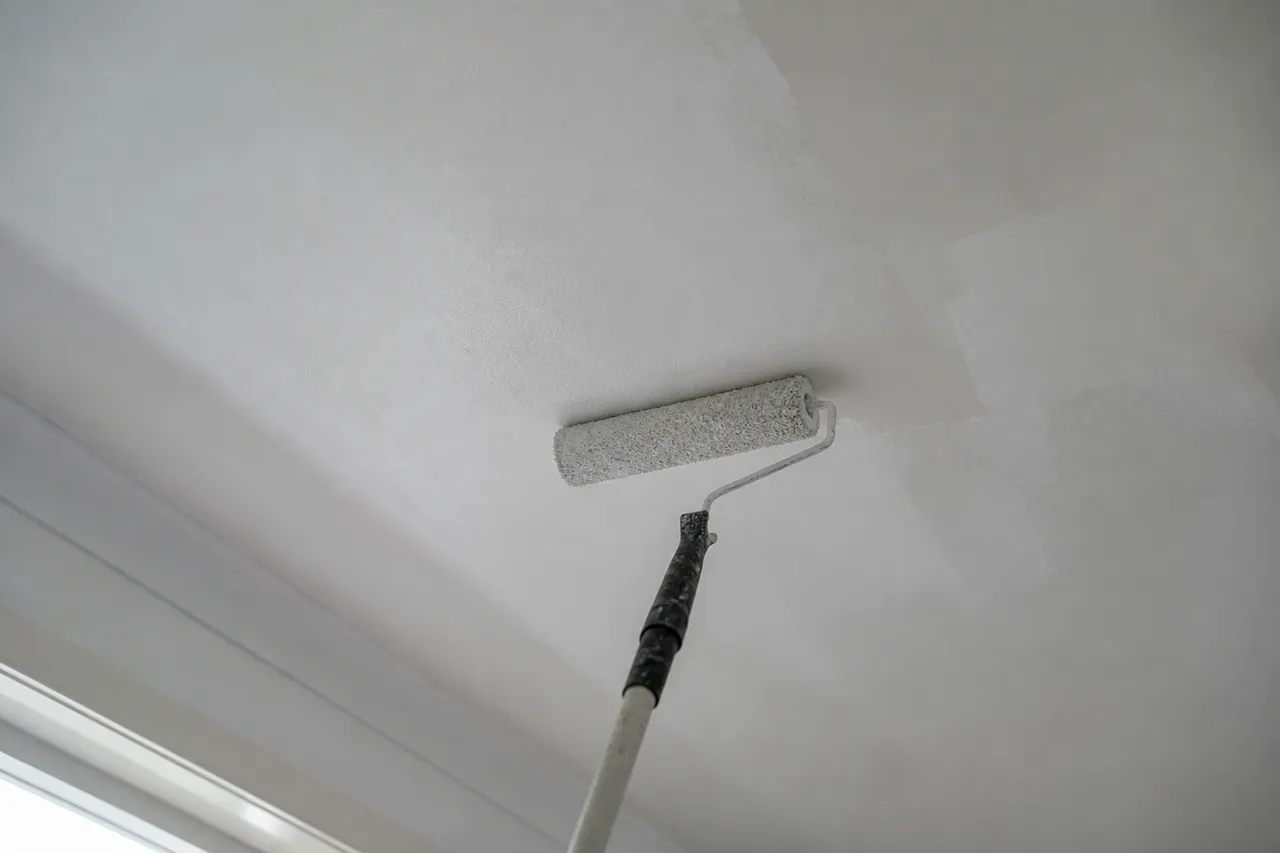 Traces de rouleau sur un plafond mal peint